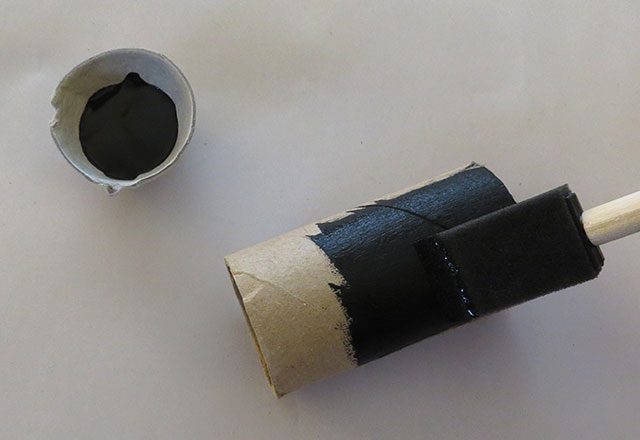 Couper le tube et de la peinture noire.