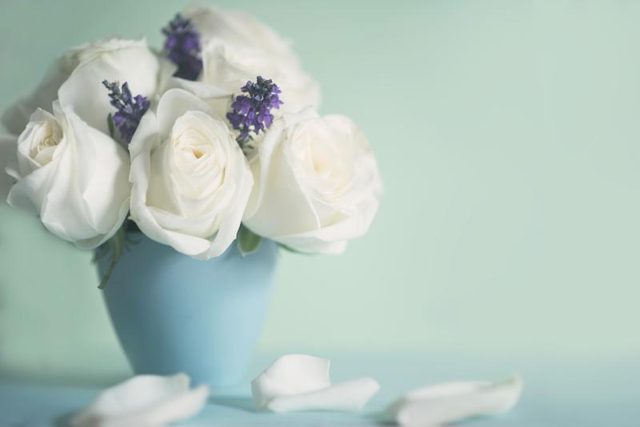 Doucement roses parfumées se marient avec des brins de lavande pour un chevet bouquet calmant.