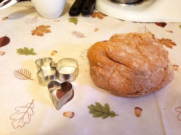 Abaisser la pâte sur une surface légèrement farinée.