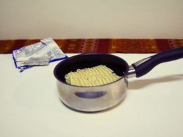 Comment faire Ramen Noodles avec un oeuf