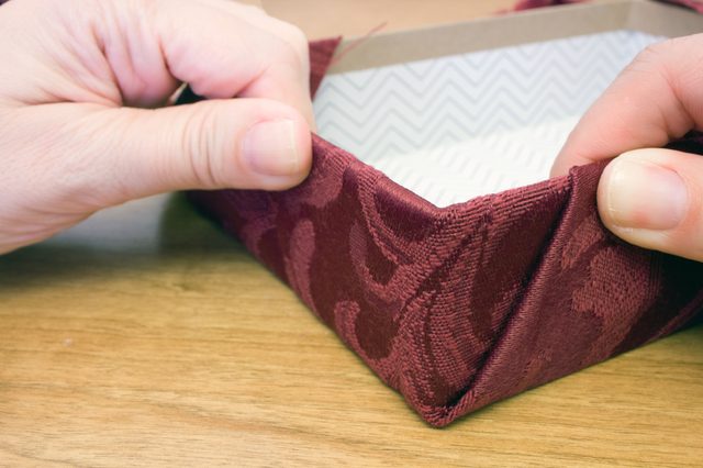 Plier le tissu Comme si pliage de papier pour envelopper cadeau non.