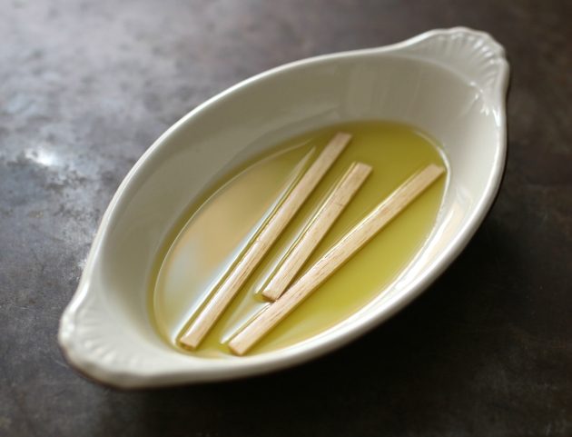 Faire tremper dans de l'huile d'olive propre pour une combustion plus propre.