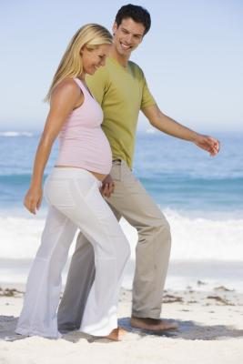 Une femme enceinte avec son mari marcher