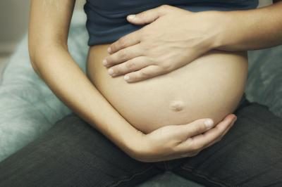 Gros plan d'une femme enceinte's stomach