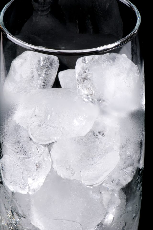 cubes de glace dans le verre