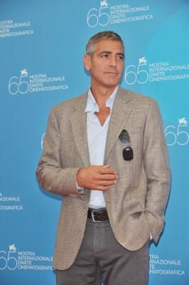 George Clooney dans une lumière de couleur des manteaux de sport avec un pantalon sombre