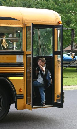Chargement passagers sur un autobus scolaire