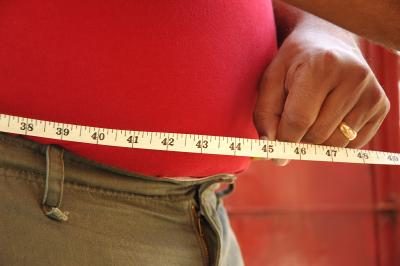 homme mesure de la circonférence de l'estomac
