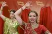Bollywood femmes dansent dans une chambre rouge