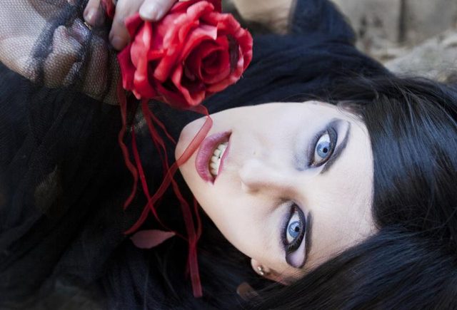 Une femme vêtue d'un costume de vampire gothique