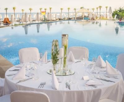 Une table de réception de mariage de la piscine dans un hôtel.