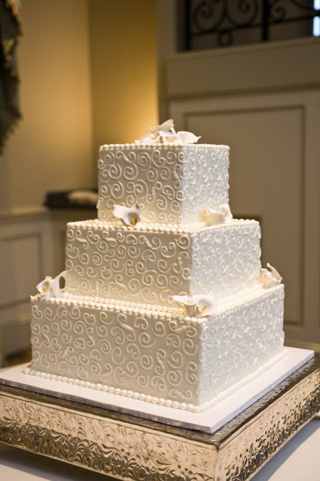 Un gros plan d'un élégant gâteau de mariage.