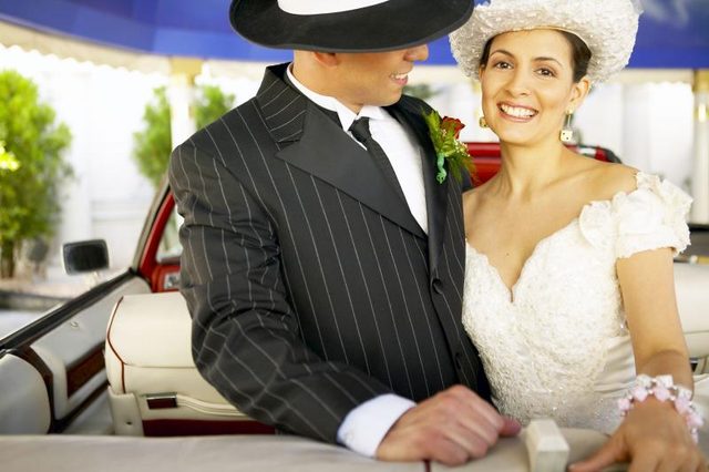 Un marié porte un costume de zoot et boutonnière rouge.