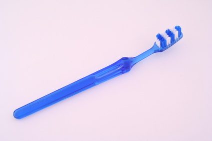 Utilisez une brosse à dents pour vous aider à vous habituez à quelque chose de touchant votre palais.