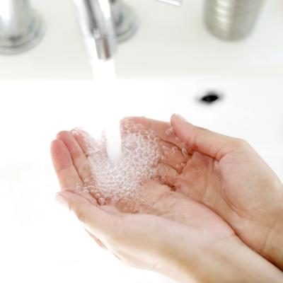 Se laver les mains contribue à prévenir la propagation des maladies.