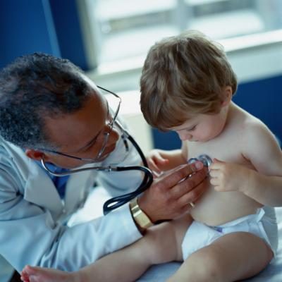 Consultez votre médecin de soins primaires pour assurer que tous les enfants et les adultes dans votre famille sont à jour sur les vaccinations.