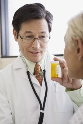 Docteur en expliquant prescription au patient