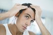 La perte de cheveux est un effet secondaire rare du traitement warafin qui peut affecter les hommes et les femmes.