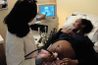 Une femme enceinte regardant l'échographie avec le médecin