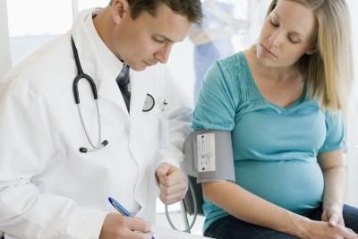 Une femme enceinte de parler à un médecin
