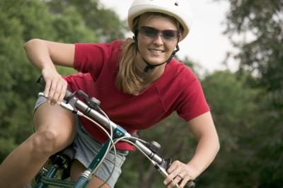 Une femme portant un casque à vélo.