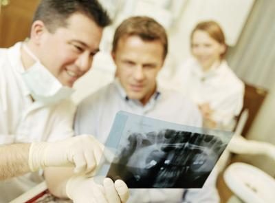 Le dentiste va prendre des radiographies pour déterminer l'étendue de votre impaction.