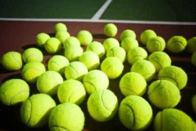 Une balle de tennis peut être utilisé pour appliquer une pression.