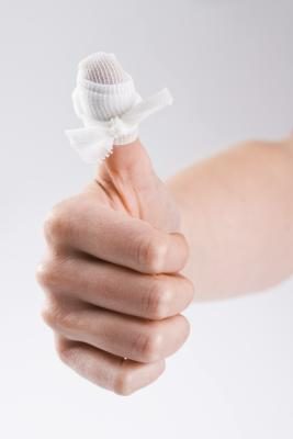 Thumb enveloppé dans un bandage