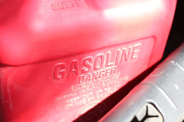 Comment faire pour supprimer les déversements d'essence d'une voiture Intérieur