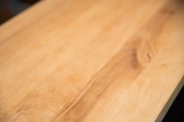Comment pour enlever les rayures d'une table en bois