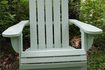 Une chaise Adirondack fraîchement peint.