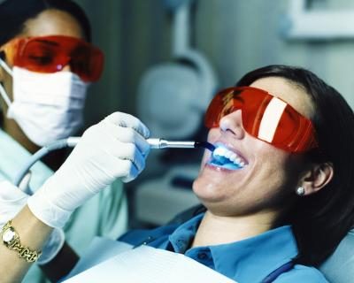 Votre dentiste peut être en mesure pour le contour de votre dent avec lissage minime et remodeler avec des outils dentaires.
