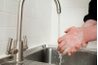 Assurez-vous de vous protéger contre l'infection en se lavant les mains après avoir utilisé la salle de bain ou avant de manger