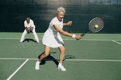 Couple jouant au tennis