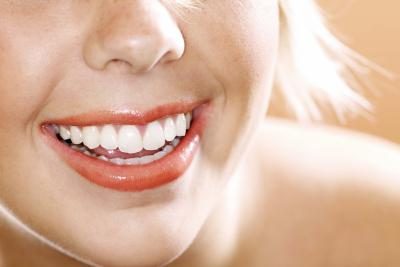 Garder les dents prises en bonne santé après extractions.
