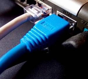 Wireless est un abus de langage: les câbles Ethernet sont toujours partie des réseaux sans fil.