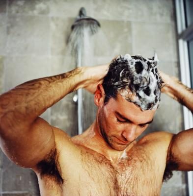 Homme utilisant le shampooing