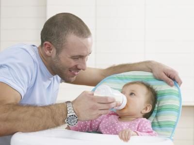 Père de donner du lait à son bébé