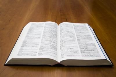 Un dictionnaire ouvert sur une table.