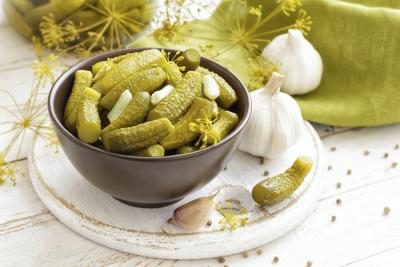 Pickles sont un produit qui peut être fait à la maison et vendu pour un bénéfice raisonnable.