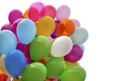 Des ballons d'hélium multicolores.