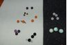 Pierres semi-précieuses, perles de verre, perles, cristaux Swarovski sont les perles primaires pour enfiler des bracelets et des colliers.