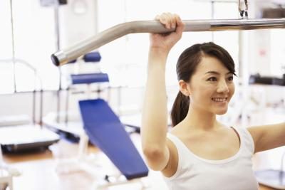 Passez à la machine exercices après vous vous sentez à l'aise avec des exercices de poids corporel.