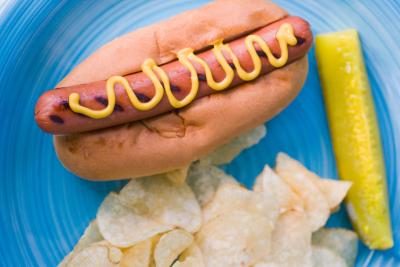 Hot dog et cornichon sur la plaque