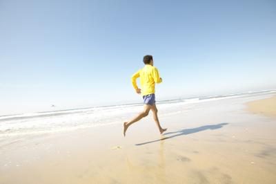 Man courir sur la plage