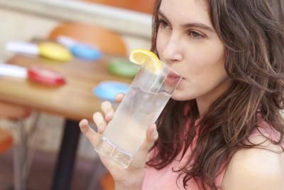 Boire un grand verre d'eau de citron peut équilibrer l'acidité dans votre alimentation, en gardant les boutons de fièvre à la baie.