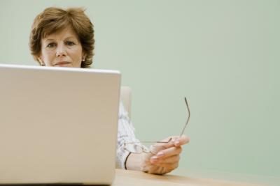 Femme sur un ordinateur portable