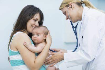 Médecin examinant bébé