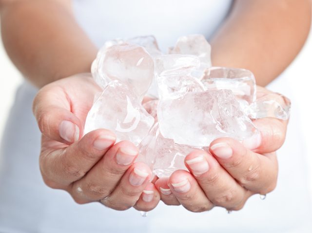 Ice cube chez la femme's hands