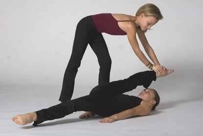 Étirements augmentent la flexibilité buddy rapidement et sont souvent utilisés par des danseurs, des gymnastes et cheerleaders.
